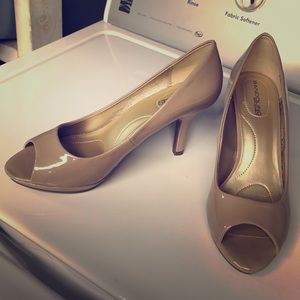 Bandolino B-Flexible open toed nude pumps